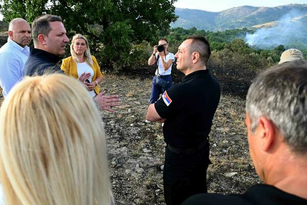 PO NALOGU VUČIĆA: 4 helikoptera odletela u Severnu Makedoniju kao pomoć u gašenju požara, ministar Vulin prisutan!