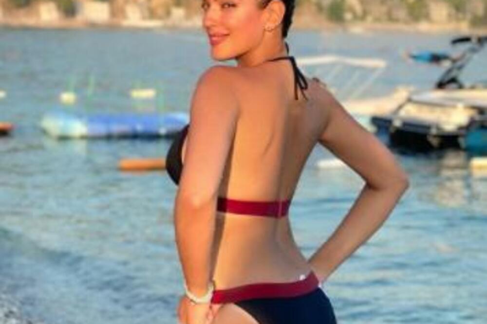 NINA RADULOVIĆ RASPUSTILA GRUDI BALKANSKE! VRELI KADROVI SA MORA DIŽU PRITISAK: Pršte obline u plićaku! (FOTO)