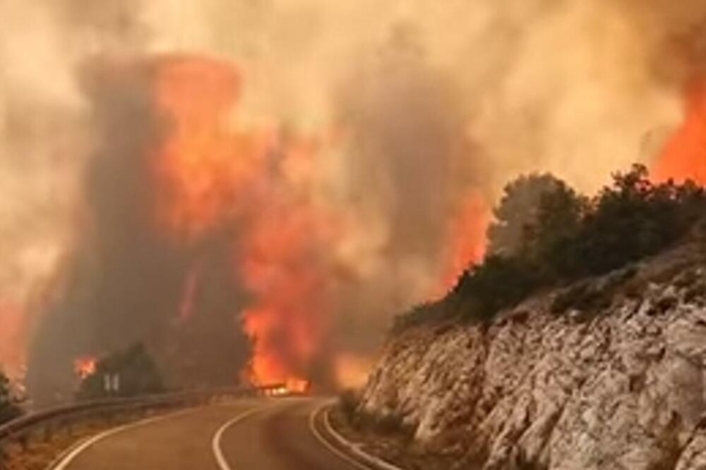 JEZIVIJE NE MOŽE: Požar PROŽDIRE sve pred sobom kod Trogira, ovo se ne viđa ni u NAJLUĐIM filmovima (VIDEO)