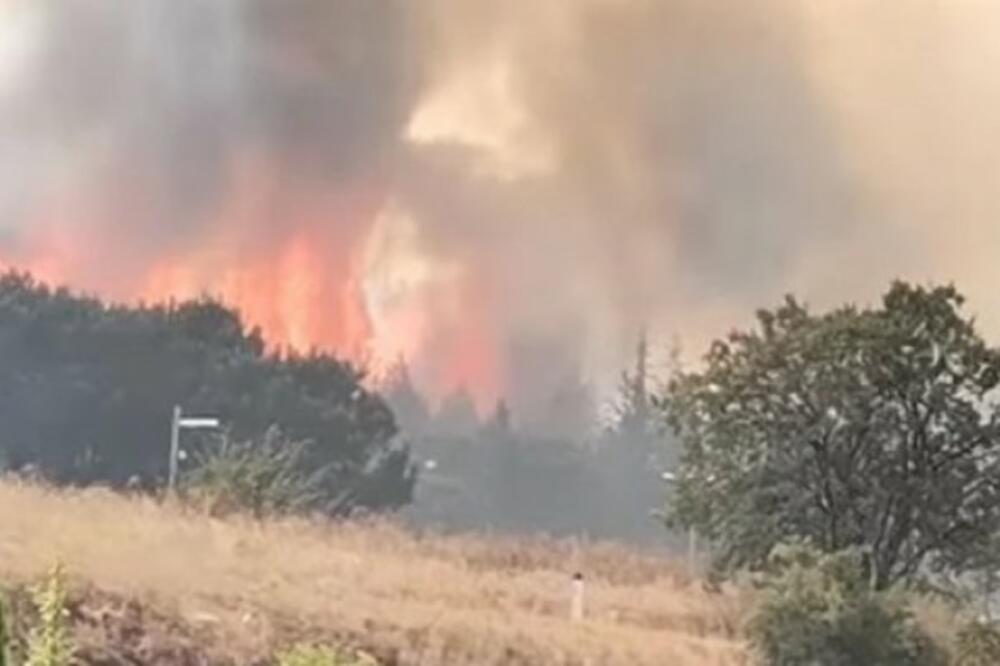 PRVA ŽRTVA POŽARA NA KOSOVU: Sumnja se da je došlo do gušenja kad je čovek ušao u štalu zahvaćenu vatrom