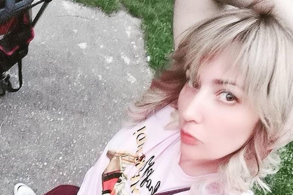 SRPSKA PEVAČICA I REDITELJ IMAJU OSMORO DECE, A SVAKO JUTRO POČINJE BURNO! Ovako izgleda njihov ŽIVOT!