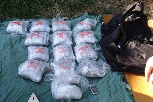 ZAPLENA VELIKE KOLIČINE DROGE U KRNJAČI: Policija u garaži zatekla haos (FOTO)