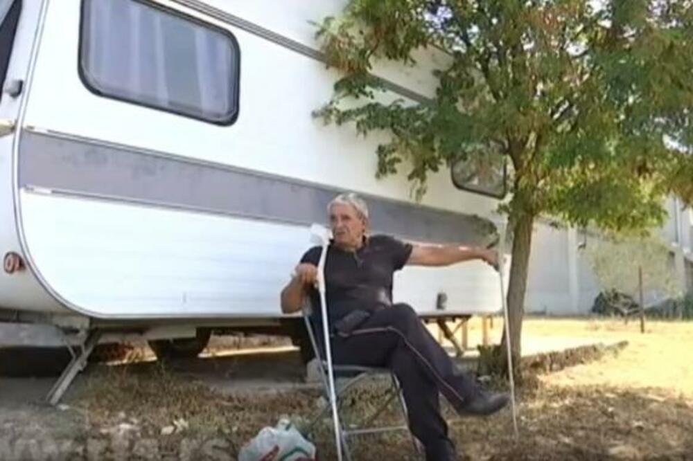 BOGDAN JE JEDINI OD SVOJE PORODICE OSTAO U BENKOVCU NAKON "OLUJE": Danas kampuje uz ruševinu porodične kuće