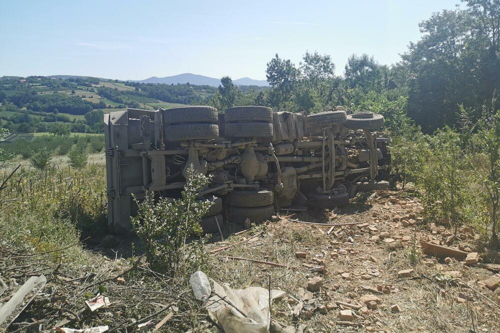 PREVRNUO SE ŠLEPER PUN PESKA KOD LESKOVCA! Poznato i u kakvom stanju je vozač