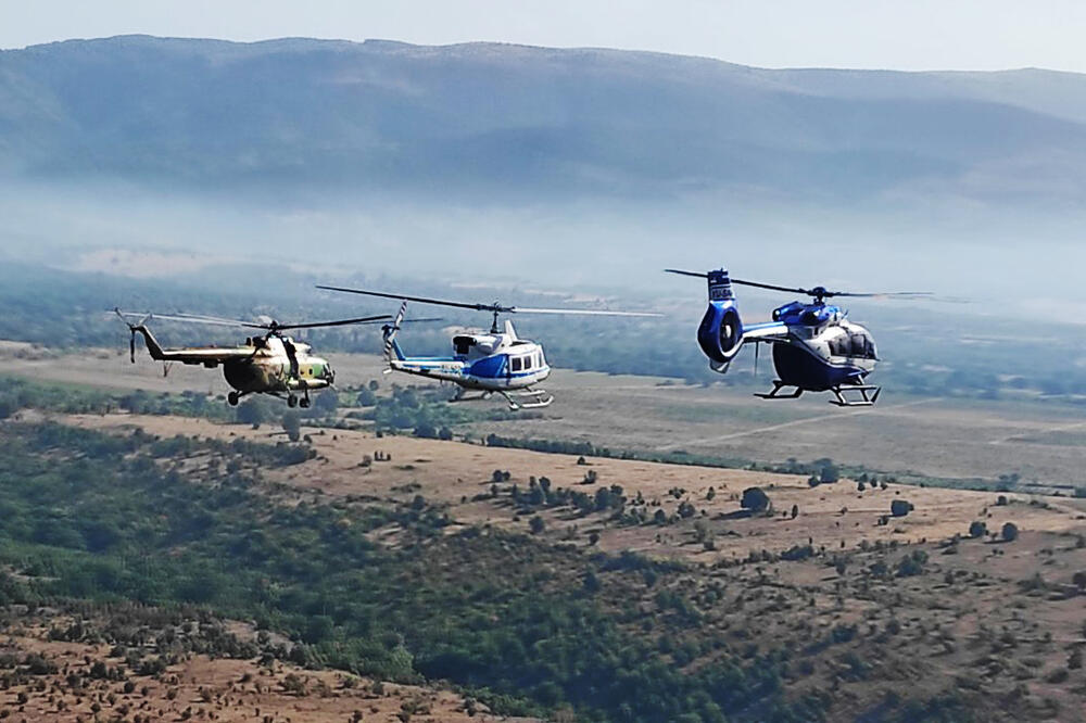 HELIKOPTERI MUP-A SRBIJE NA NEBU IZNAD SEVERNE MAKEDONIJE! Izbačeno 25 tona vode u borbi sa JAKIM POŽAROM (FOTO)