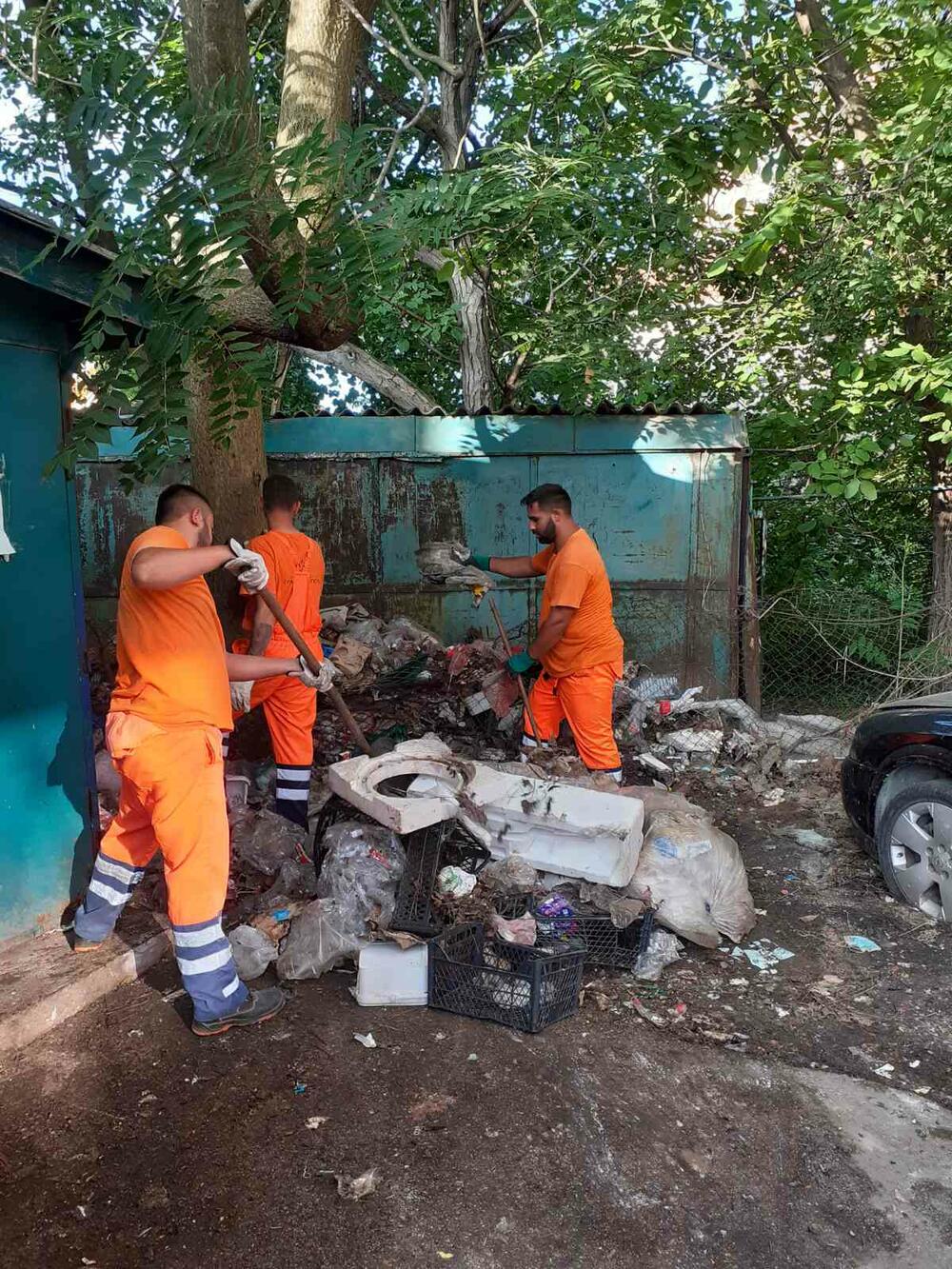Radnici Gradske čistoće čiste smeće