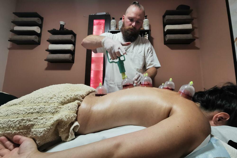 ALEKSANDAR VEĆ GODINAMA ČAČANIMA PUŠTA KRV: Nije ni doktor ni vampir, već koristi DREVNU TEHNIKU (FOTO)