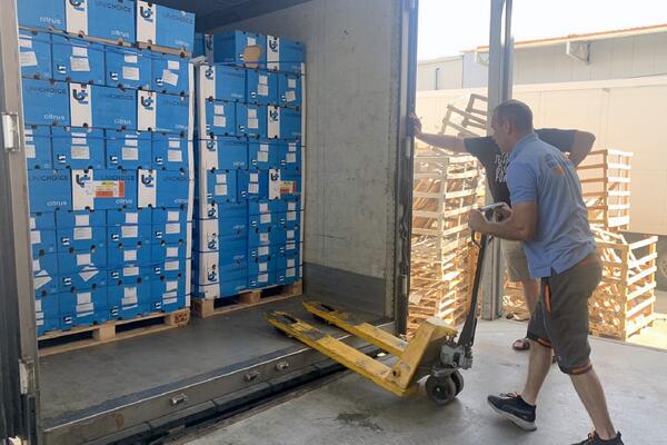 GRANIČNI PRELAZ PREŠEVO: Zaplenjeno skoro 3 tone neprijavljene robe i to KOJE, carinici u neverici! (FOTO)