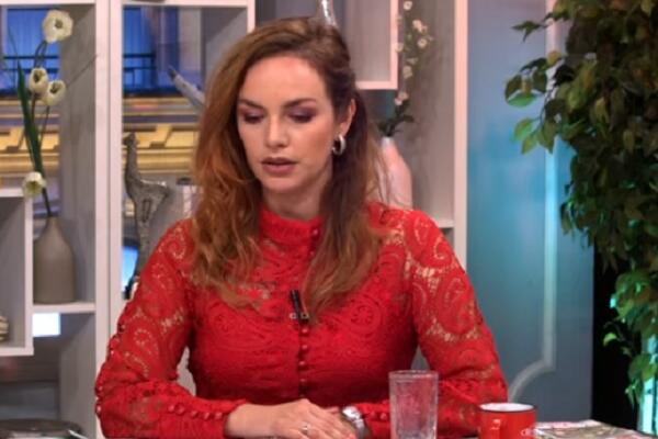 POZNATA VODITELJKA NA IVICI SUZA ZBOG SMRTI LAZANSKOG: Gutala je knedle, jedva je GOVORILA! (VIDEO)