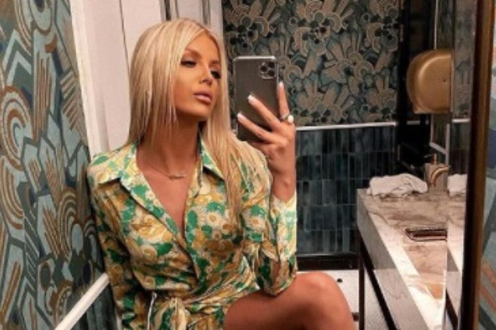 SKINULA SE VATRENA BRENINA SNAJKA I POKAZALA BRUTALNO TELO: Raspalila maštu u minijaturnom bikiniju! (FOTO)