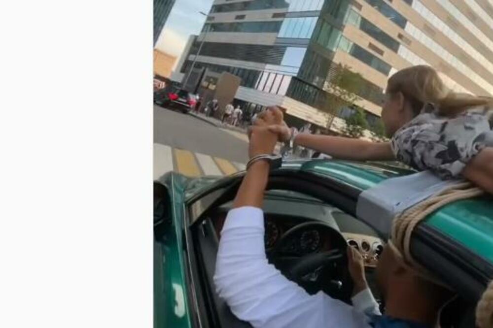 LUDILO MOZGA U CENTRU MOSKVE: Dečko vozio devojku na krovu sa LISICAMA, razlog će vas IZBEZUMITI! (VIDEO)