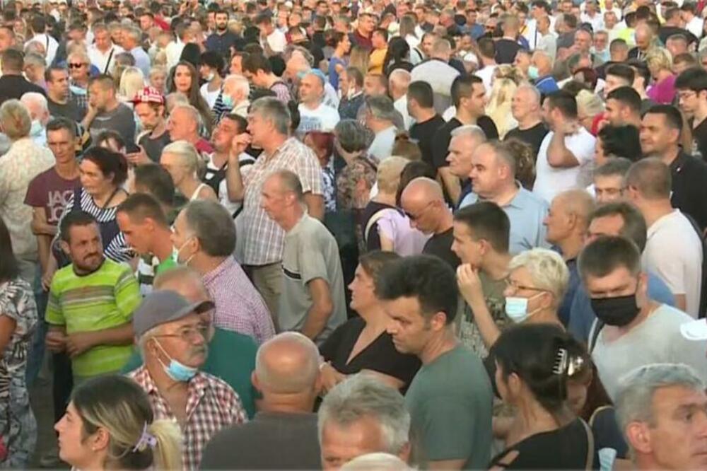 DOGODILA SE DRAMA NA OBELEŽAVANJU OLUJE U BUSIJAMA: Devojci pozlilo, direktor Pošte odmah dotrčao!