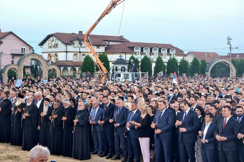 PREDSEDNIK VUČIĆ PRED 15.000 LJUDI U BUSIJAMA: Nikada više neće biti nove 'Oluje' ni 'Bljeska'