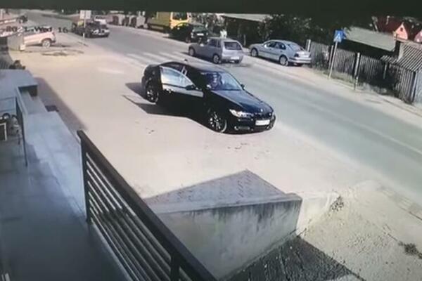 STRAVIČAN SNIMAK NESREĆE U NOVOM PAZARU: Ženu pokosio automobil na pešačkom! (UZNEMIRUJUĆI VIDEO)