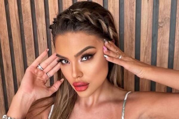 SE*SI VODITELJKA VRELOM ZADNJICOM ZAPALILA OVAJ KIŠNI DAN: Muškarci IZMERITE PRITISAK nakon ove fotke!