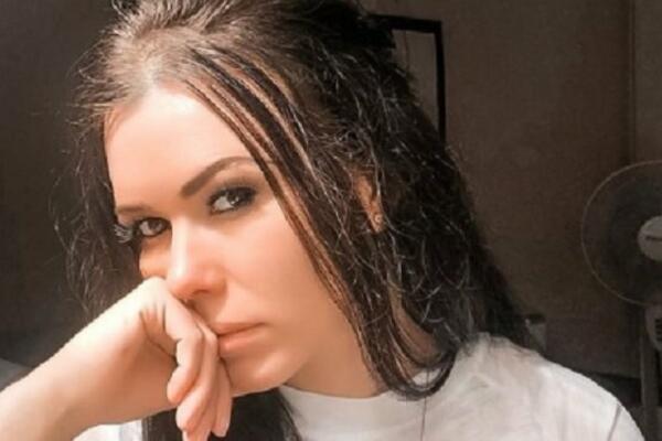 DŽEJMI SE SA 12 GODINA ZALJUBILA U STRICA SVOJE DRUGARICE: 15 godina kasnije učinila je šokantnu stvar! (FOTO)