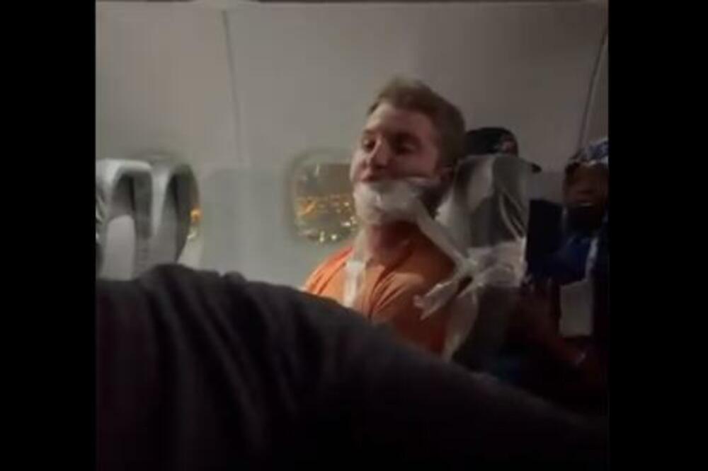 BAHATI MLADIĆ HVATAO STJUARDESE ZA GRUDI TOKOM LETA: Ono što je usledilo nije očekivao, URLAO I SVAĐAO SE! (VIDEO)