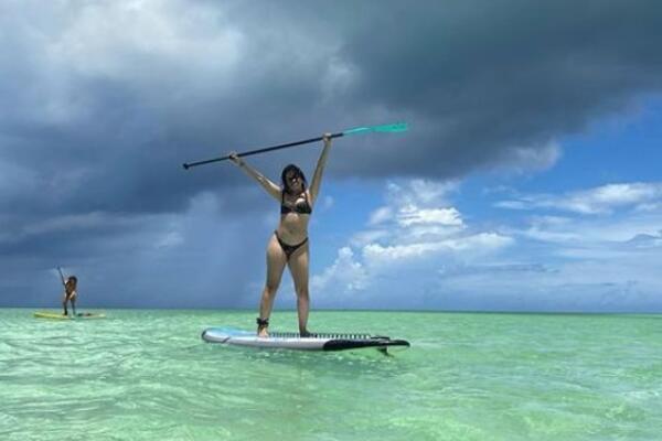 NAPALI SU JE DA SE UGOJILA, A ONA JE POKAZALA DA JE BAŠ BRIGA! Skinula se na plaži i pokazala UMEĆE, KRALJICA!