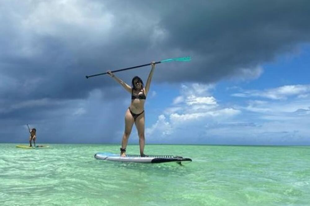 NAPALI SU JE DA SE UGOJILA, A ONA JE POKAZALA DA JE BAŠ BRIGA! Skinula se na plaži i pokazala UMEĆE, KRALJICA!