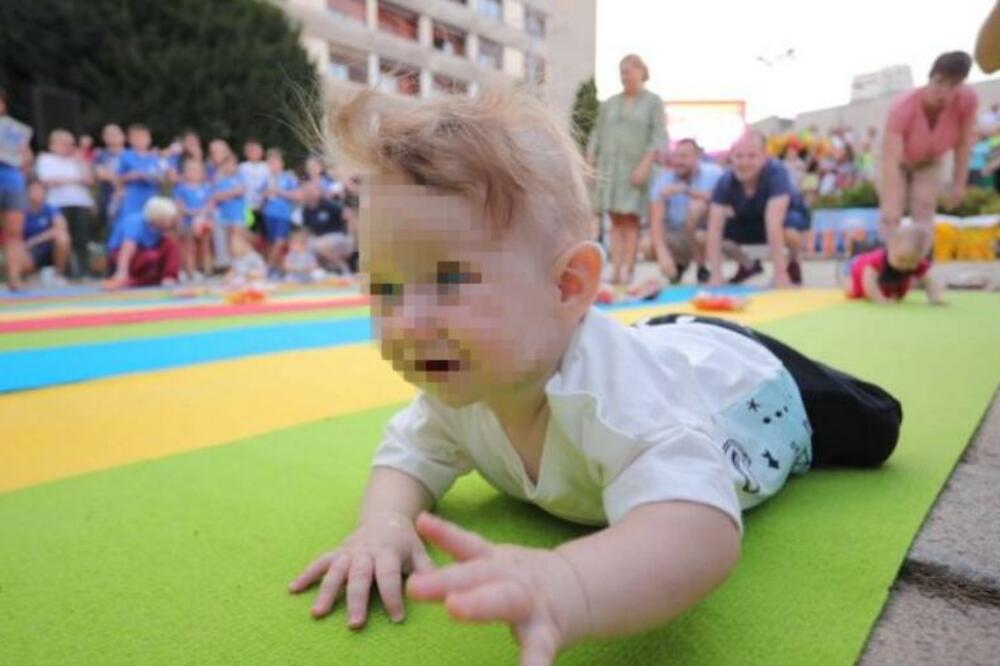 DOJENJE I PUZANJE SU DVE GLAVNE STAVKE U BEBINOM RAZVOJU: Zato sutra mališani mogu da odmere svoje SNAGE