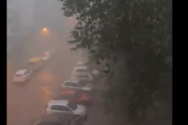 OLUJNO NEVREME U BiH PORUŠILO STABLA I OŠTETILO ZGRADE: Vetar odneo KROV osnovne škole! (VIDEO)