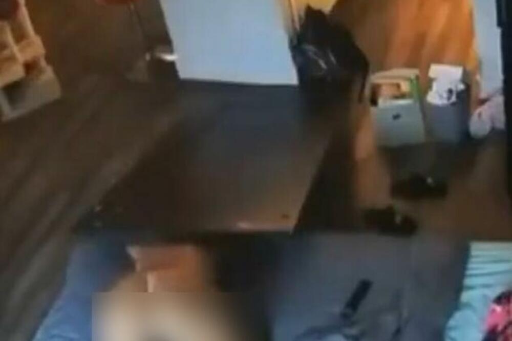 SKINULA SE PA JE USLEDIO ŠOK: Kada savršeni selfi ne prođe kako treba (VIDEO)