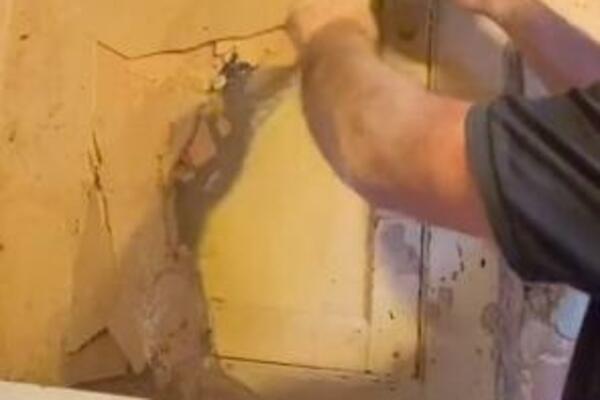 ŽENA U KUĆI STAROJ 150 GODINA PRONAŠLA SABLASNU PORUKU: Zbog otkrića na zidu ZANEMELA, usledio ŠOK! (VIDEO)