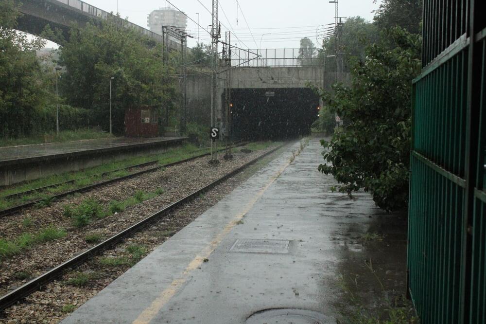 Otet voz sa 450 putnika! Napadači otvorili vatru i ranili mašinovođu, pa uzeli taoce!