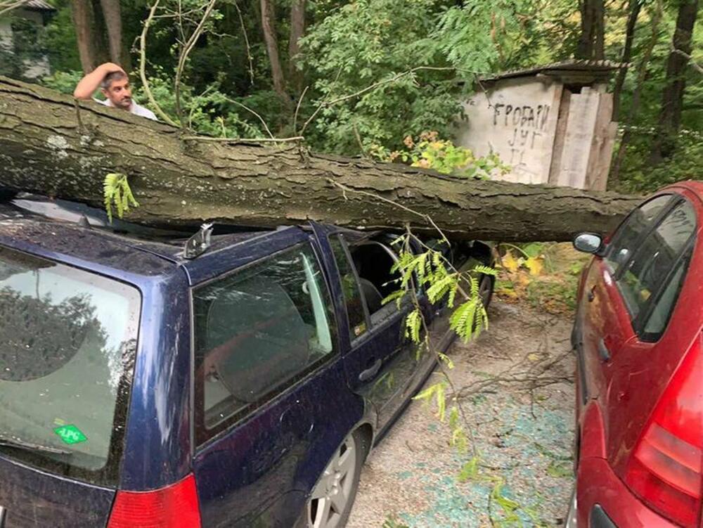 Uništen auto usled nevremena