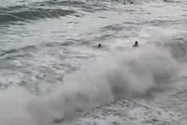 SNIMAK IZ SUTOMORA PODELIO INTERNET: Talasi ih bacaju i poklapaju, a kupači i dalje ne izlaze iz VODE! (VIDEO)