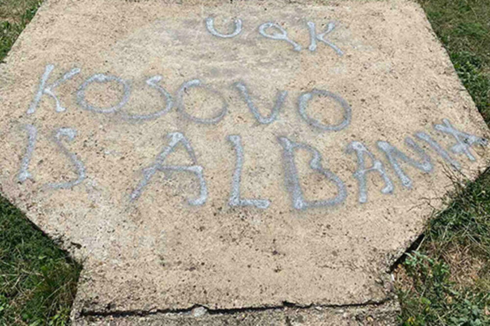 STRAŠNA PROVOKACIJA NA KiM: Vandali ispisali SRAMNE GRAFITE u rodnom selu kneza Lazara! (FOTO)