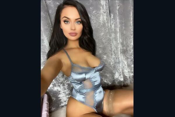 BIVŠA STJUARDESA OSVANULA NA SAJTU ZA ODRASLE: Imamo njene VRELE EKSPLICITNE FOTKE! Da PADNE ČOVEK U NESVEST (FOTO)