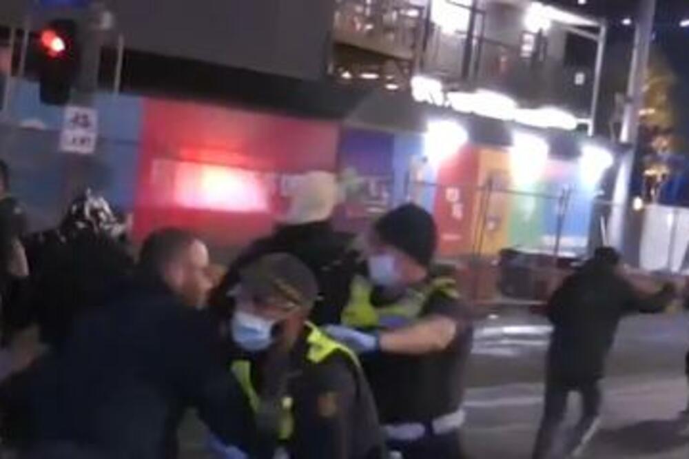 DRAMA NA ULICAMA DETROITA: Policajac ODALAMIO ČOVEKA, nije ustao sa zemlje! (VIDEO)