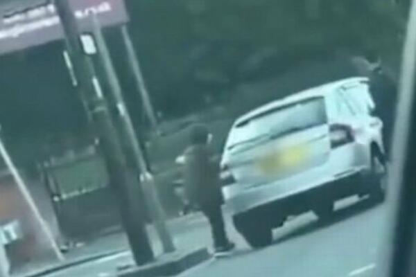 OTKINUO MI GA, GDE JE ĐUBRE?! Makljaža na putu, mladići se MAČETAMA lemalii, HOROR! (VIDEO)