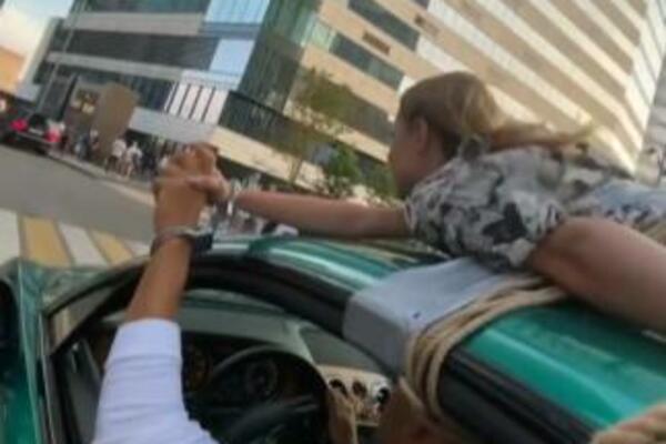 DEVOJKA ZAVRŠILA NA KROVU AUTOMOBILA KAKO BI DOKAZALA DA GA "VOLI": Bizarni snimak postao VIRALAN, kakvi LUDACI!