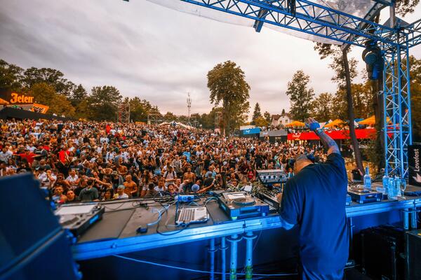 ZAVRŠENO PRVO VEČE LOVEFESTA: Najposećeniji četvrtak u istoriji festivala!