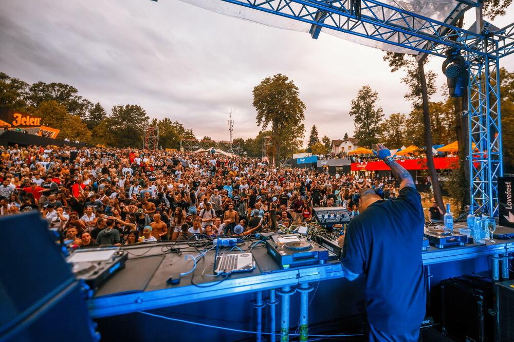 ZAVRŠENO PRVO VEČE LOVEFESTA: Najposećeniji četvrtak u istoriji festivala!