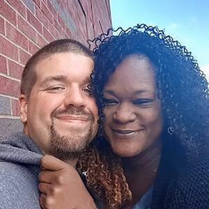 <p>Ubio ju je u dnevnoj sobi, pa njeno telo prebacio u podrum i tamo ga držao mesecima.</p>