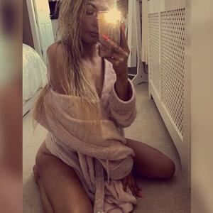 <p>Pre samo šest meseci, Holi Džo Balard (19), iz Engleske, bila je u dugovima i nezaposlena, posle napuštanja porodičnog doma..</p>