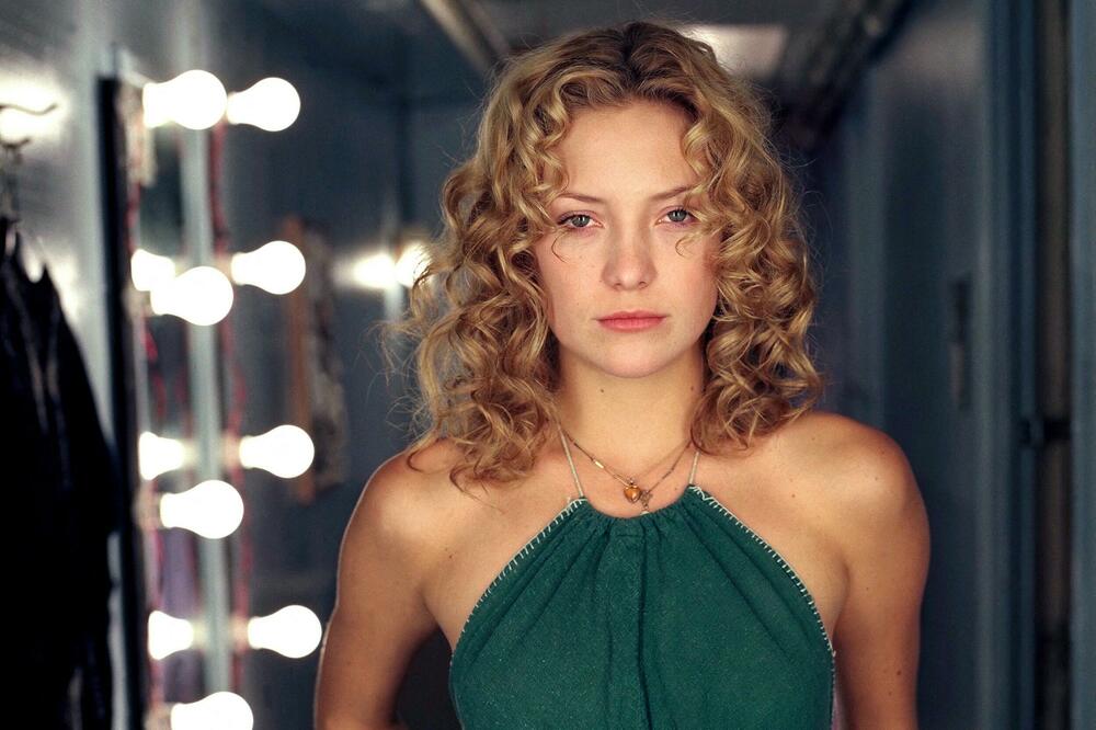 POZNATA HOLIVUDSKA GLUMICA UHVAĆENA U CENTRU BEOGRADA! Bez trunke šminke uživa u prestoničkom restoranu! (FOTO)