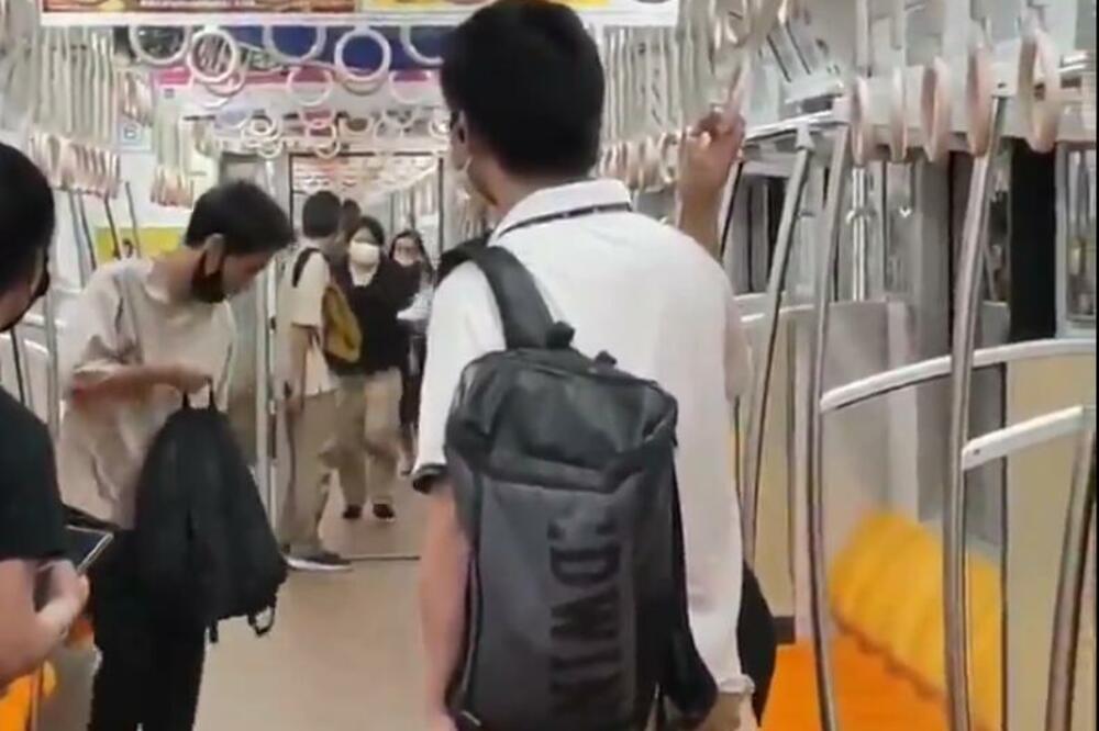 DIVLJAO PO VOZU I IZBO NOŽEM ČETIRI OSOBE U JAPANU! Nakon krvavog napada pobegao od policije! (VIDEO)