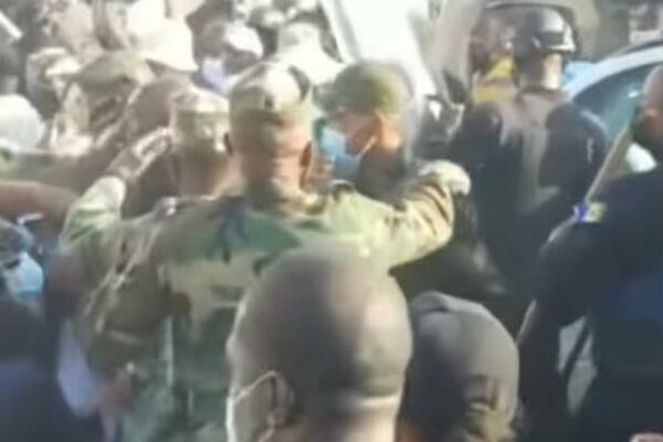 PREMIJER KARIPSKE DRŽAVE POVREĐEN NA PROTESTU: Završio u bolnici, dobio jak udarac! (FOTO/VIDEO)