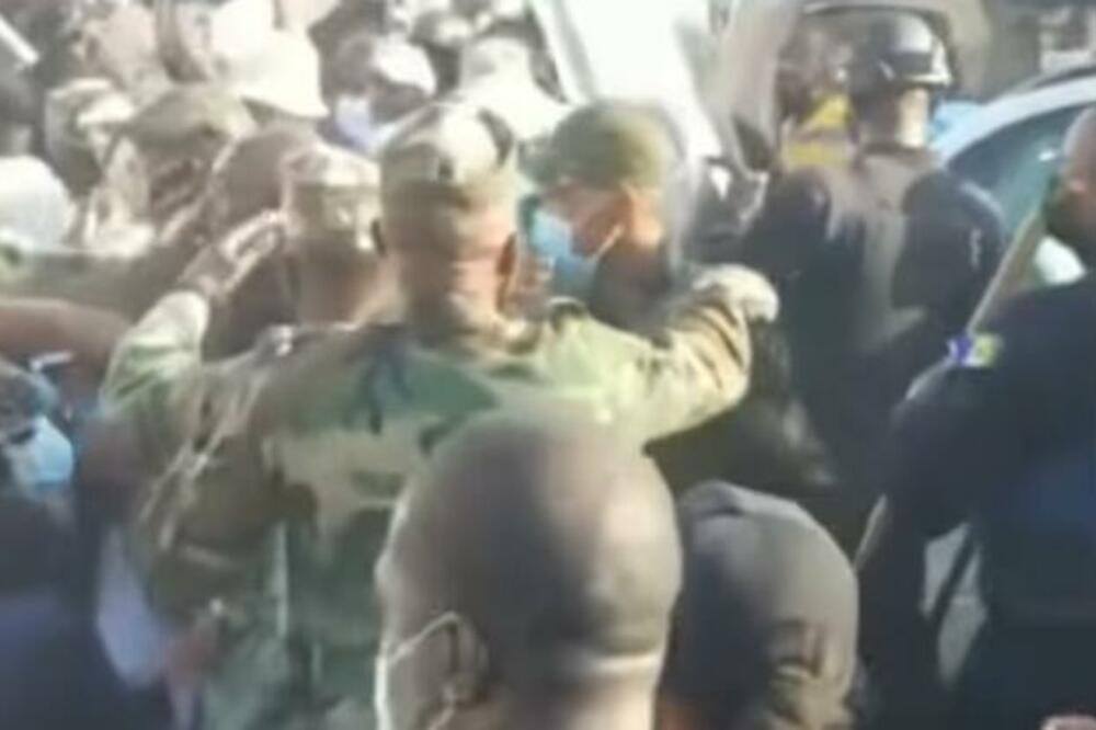 PREMIJER KARIPSKE DRŽAVE POVREĐEN NA PROTESTU: Završio u bolnici, dobio jak udarac! (FOTO/VIDEO)