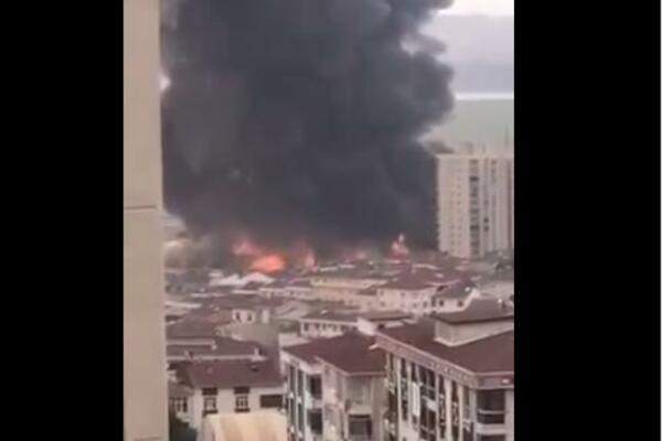 STRAVIČNI SNIMCI EKSPLOZIJE U ISTANBULU: Gori ogromno skladište, dim guta grad! (VIDEO)