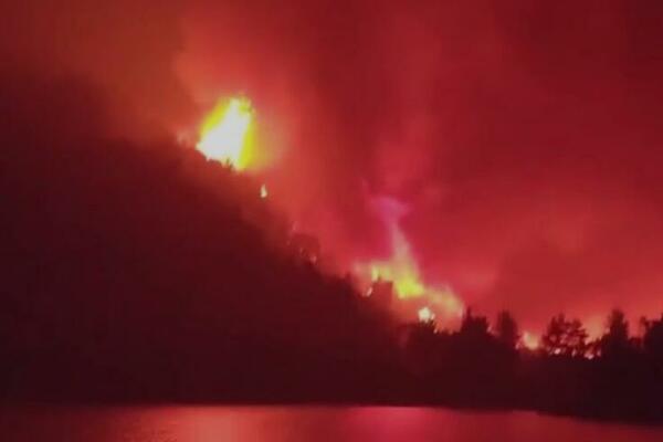 PRETUŽNI SNIMCI SA EVIJE: Ljudi trajektom beže sa ostrva, gledaju kako PLAMEN GUTA SVE PRE SOBOM (VIDEO)