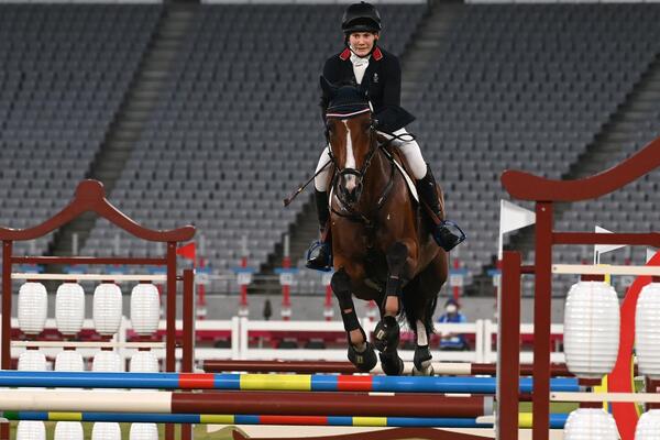 UDARILA KONJA, PA JE SUSPENDOVALI: Nesvakidašnji potez!