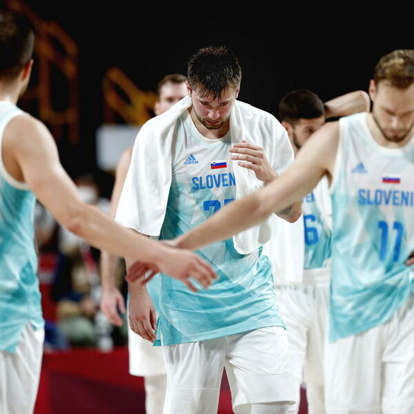 KAKO ĆE OVO UTICATI NA SLOVENCE? Evropski šampioni jedva stigli u Belin, pa se presvlačili na terenu! (VIDEO)