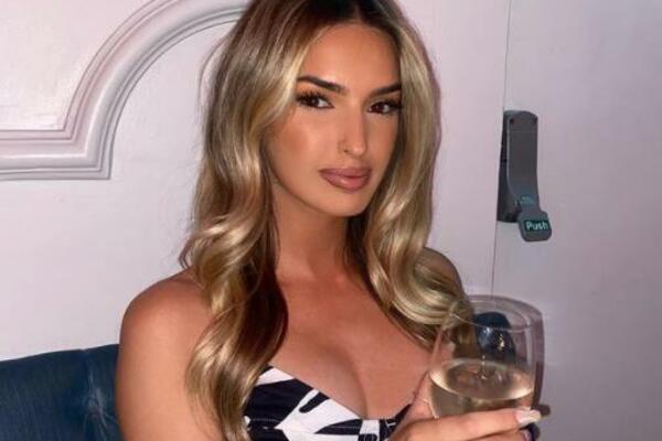 ON JE JEDAN OD NAJPLAĆENIJIH FUDBALERA, A ONA UŽIVA U MILIONIMA I SVE MU PRAŠTA! (FOTO)