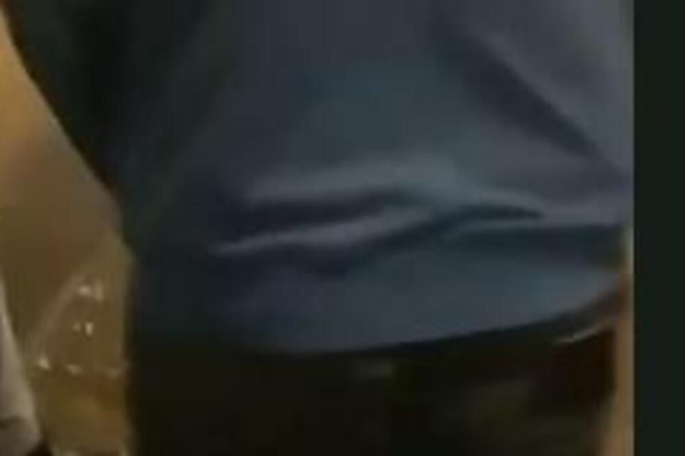 GLEDAJTE NA SVOJU ODGOVORNOST: Muškarac iz čista mira udara dečka limenkom po glavi, drugi gleda i SMEJE SE (VIDEO)