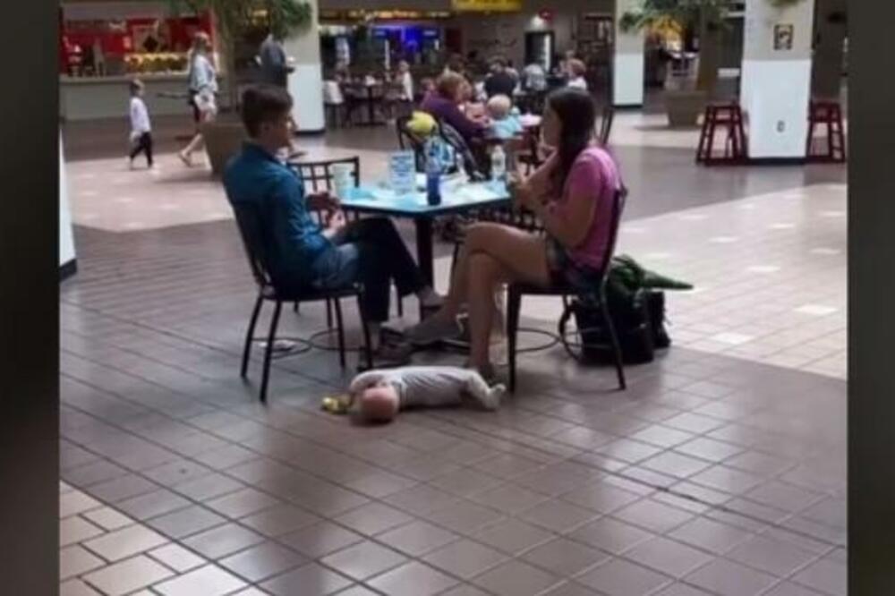 DEFINITIVNO SU KANDIDATI ZA NAJGORE RODITELJE NA SVETU: Ostavili bebu na HLADNOM PODU, a oni ČASKAJU! (VIDEO)